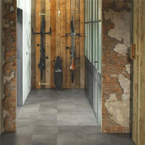 Shop Nu QuickStep Oro Beton Rots AVSTU40234 Tegel Click PVC
