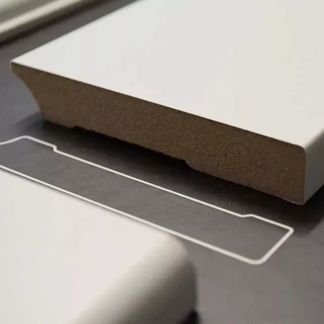 Superprijs MDF Moderne plint in wit Overschilderbaar Gelakt 120x12mm vochtwerend per m1