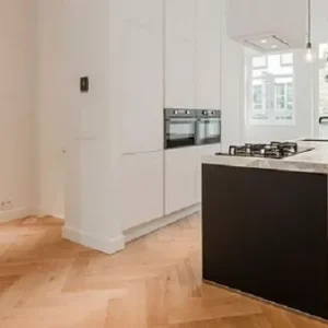 Veilige Betaling Quercus Vere visgraat Eiken natuur naturel geolied 600x120x14/3 Sterke variatie in structuur en kleur, met grote knoesten gevuld met epoxy, mogelijk 10% kortere planken